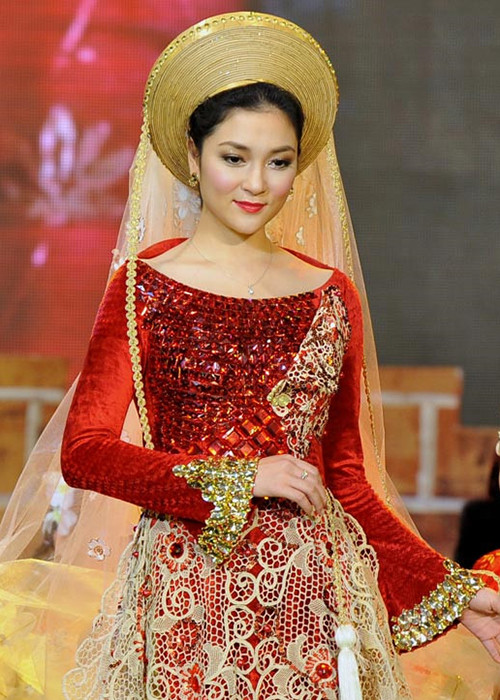 Cô cũng chọn lối sống khép kín, không lấn sâu vào showbiz mà đi du học, sau đó lên xe hoa. Ảnh: Zing