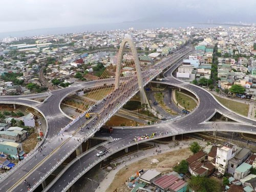 10.. Chính thức khánh thành cầu vượt 3 tầng đầu tiên ở Việt Nam Sáng 29/3, Bộ GTVT, UBND TP Đà Nẵng đã làm lễ cắt băng khánh thành thông xe cầu vượt 3 tầng đầu tiên ở Việt Nam trước sự chứng kiến của hàng ngàn người dân và du khách. Đây là công trình trọng điểm của Thành phố nhằm chào mừng kỷ niệm 40 năm ngày giải phóng Đà Nẵng (29/3/1975-29/3/2015).