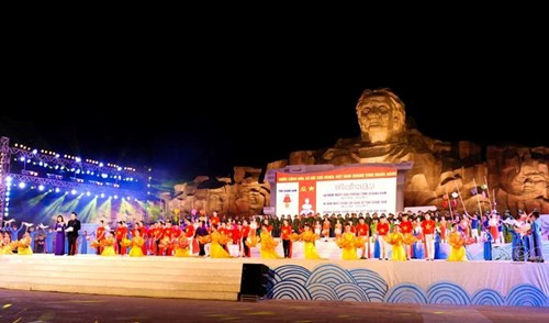 1. Khánh thành tượng đài Bà mẹ VN Anh hùng lớn nhất Đông Nam Á Tối ngày (24/3), công trình kiến trúc Tượng đài Bà Mẹ Việt Nam Anh hùng lấy nguyên mẫu mẹ Nguyễn Thị Thứ sau hơn 12 năm thai nghén, xây dựng tại Quảng Nam đã chính thức khánh thành.