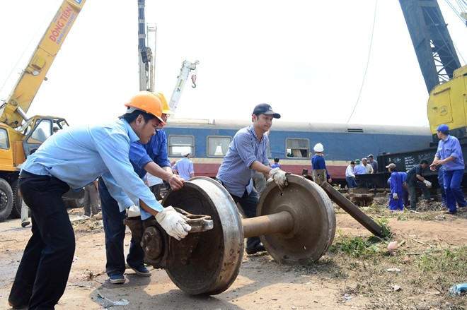 Trong khi đó, đội ngũ công nhân đường sắt đang cố gắng thu dọn hiện trường.