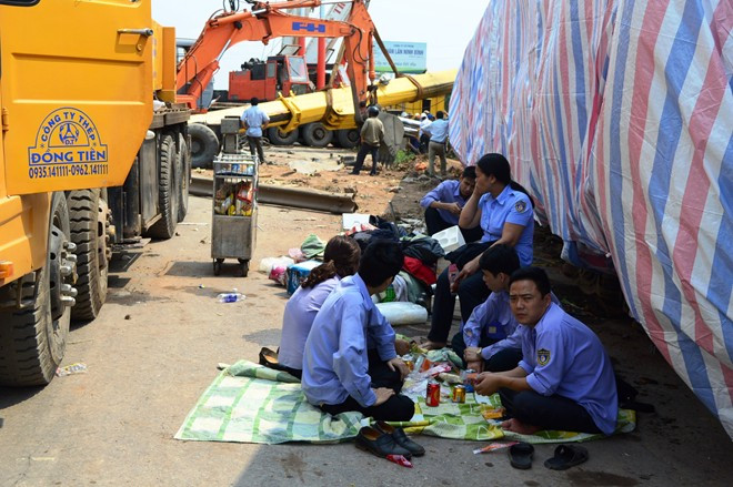 Những toa tàu còn lại trong đoàn tàu SE5 cùng phần lớn nhân viên đã được đầu máy tăng cường kéo ra Bắc trở lại. Nhân viên trên toa căngtin là những người sót lại cuối cùng chờ làm thủ tục để về nhà.