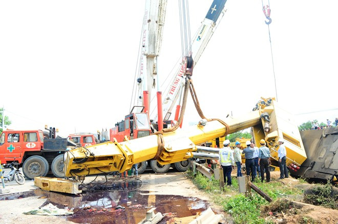 Công tác cứu hộ đã được triển khai suốt từ đêm 10/3 đến chiều 11/3. Cần trục cứu hộ chuyên dụng loại 100 tấn của ngành đường sắt được điều đến hiện trường thì gặp sự cố, lật khỏi đường ray và đổ về phía Quốc lộ 1A.