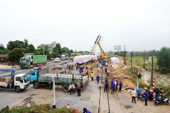 Ông Vũ Tá Tùng, Tổng giám đốc Công ty Đường Sắt Việt Nam cho biết, vụ tai nạn xảy ra khi các thiết bị trên tàu cũng như tại điểm đường ngang dân sinh đều hoạt động tốt. Hiện, thiệt hại chưa thể thống kê. Bày tỏ sự đau xót trước việc lái tàu Lê Văn Phú tử vong, ông Tùng cho hay, công ty đã hỗ trợ gia đình ông Phú 30 triệu đồng.