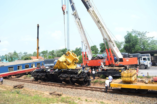 Để xử lý sự cố ngoài ý muốn này, lực lượng cứu hộ đã phải điều thêm 4 máy cẩu chuyên dụng khác để nâng cần trục đường sắt trở lại vị trí đường ray.