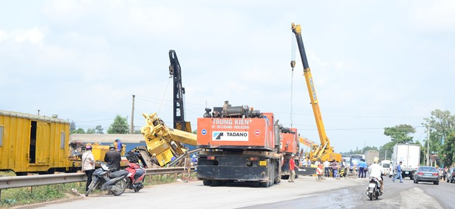 Sau vụ tai nạn xảy ra vào đêm 10/3, lực lượng cứu hộ gấp rút vào cuộc để xử lý hiện trường nhằm đảm bảo tuyến đường sắt và tuyến quốc lộ 1A được lưu thông trở lại. Lãnh đạo tỉnh Quảng Trị và ngành đường sắt đã có mặt chỉ đạo các lực lượng liên quan giải quyết vụ tai nạn.