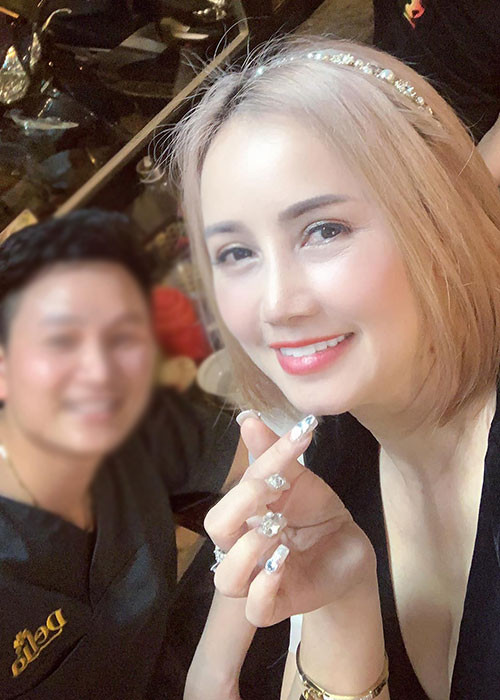"Tôi trẻ đẹp mà, nhiều người nhắn tin làm quen lắm nên tôi không lo mình phải cô đơn", Hoàng Yến cho hay.