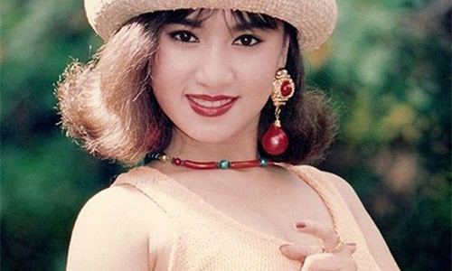Diễn viên Y Phụng là con của đôi nghệ sĩ cải lương Minh Phụng và Kiều Tiên, cô thừa hưởng đam mê nghệ thuật, đi hát từ nhỏ. Cuối thập niên 1990, dù đa phần mỹ nhân thời bấy giờ chuộng thời trang kín đáo, Y Phụng là một trong những người đẹp trung thành với phong cách phóng khoáng, gợi cảm. Ảnh: NSCC.