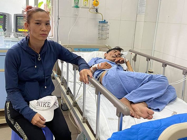 Mới đây, diễn viên Thương Tín bị đột quỵ. Tuy nhiên, vì kinh tế khó khăn, ông đòi ra viện. Trước hoành cảnh của Thương Tín, một số nghệ sĩ ủng hộ tiền chữa bệnh cho nam đồng nghiệp. Ảnh: Zing