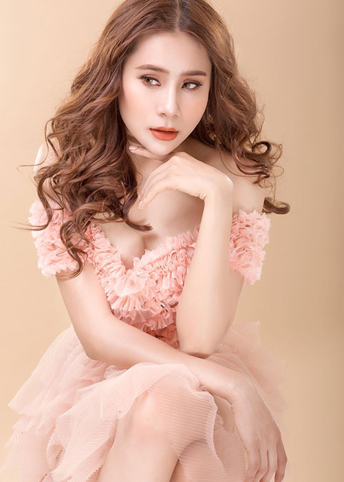 Sau khi chia tay Minh Luân, Hồ Bích Trâm lột xác về hình ảnh. Cô táo bạo chọn trang phục cắt xẻ, thường xuyên đăng tải ảnh diện bikini.
