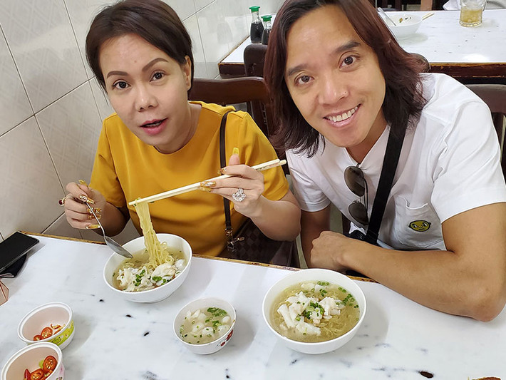 Mỗi khi biết Việt Hương phải dậy sớm lo công việc, Hoài Phương vào bếp làm đồ ăn sáng cho vợ.