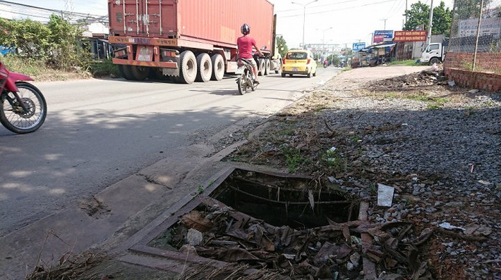 Theo quan sát của PV, trong phạm vi kéo dài khoảng 1km, nhưng đường DT 747 có tới hơn 10 nắp cống, đường cống thoát nước sụt lún xuống cấp, vỡ toác nghiêm trọng để lộ ra những hố sâu lớn nhìn thấu cống thải.