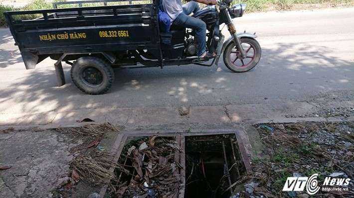 Có cống thoát nước nằm trên lề đường bị mất nắp cống, lộ ra hố có diện tích gần 1m2, sâu hơn 5m.