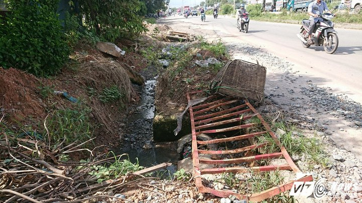 Trước thực trạng này, người dân đã dùng những khúc gỗ, thanh sắt rào chắn thô sơ để cảnh báo người dân, tránh tai nạn đáng tiếc.