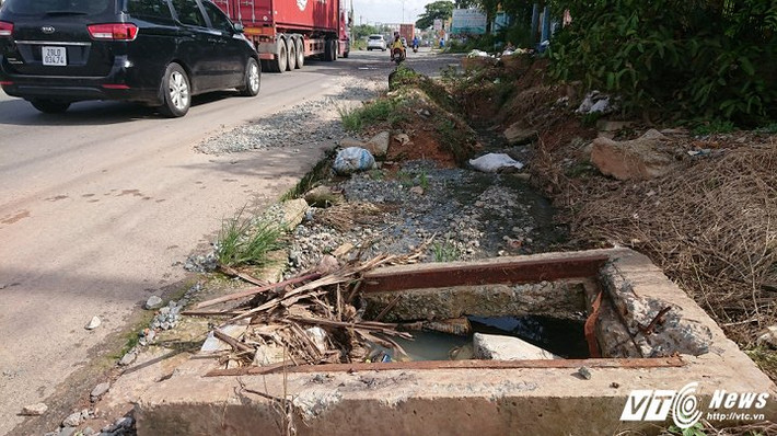 Theo chị Nguyễn Thu Huyền (32 tuổi) sống tại khu vực này, đoạn đường trên được người dân ví là “đường tử thần” bởi thường xuyên xảy ra tai nạn.