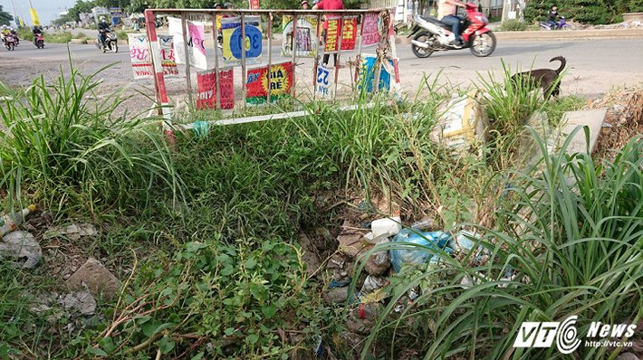 Một cống nước hư hỏng trở thành bãi rác của người dân.