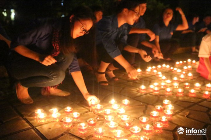 Bạn Nguyễn Mỹ Linh – sinh viên Khoa Luật, ĐH Quốc Gia HN, chia sẻ: Hôm nay là một ngày đặc biệt, tôi rất vinh dự và tự hào được sống và học tập trong hoà bình, được thừa hưởng thành quả cách mạng, tôi rất xúc động được vào thắp những nén nhang thơm dâng lên Đại tướng Võ Nguyên Giáp kính mến, đặc biệt thắp lên những ngọn nến lung linh của thế hệ trẻ tới Bác Hồ kính yêu, Đại tướng, và các anh hùng liệt sỹ, mỗi ngọn nến là những tình cảm chan chứa và đầy xúc cảm của lòng biết ơn vô hạn của chúng tôi đối với thế hệ tiền bối cách mạng đi trước.