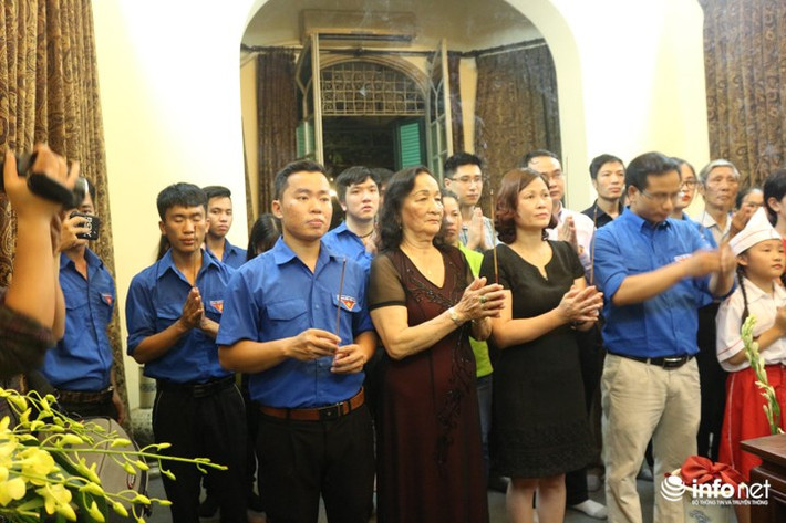 Đông đảo người dân Thủ đô trong đó đa phần là những đoàn viên thanh niên đang cùng nhau dâng hương tưởng niệm Đại tướng Võ Nguyên Giáp. Được biết, trong buổi tối ngày 27/7, gia đình Đại tướng mở cửa khoảng 30 phút để cho người dân vào dâng hương.