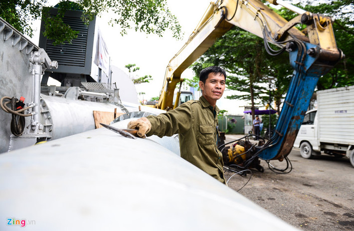 Anh Nguyễn Văn Nguyên, công nhân trạm bơm, cho biết công nhân làm ngày 3 ca, gần như 24/24h để đẩy nhanh tiến độ. "Vì công trình lắp đặt ngoài trời nên những lúc trời mưa phải dừng lại, một số thiết bị gặp trục trặc ngoài ý muốn khiến làm việc việc bị trễ", anh Nguyên than thở.
