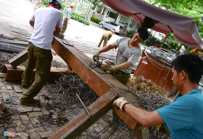 Các công nhân nơi đây được chia ra làm 3 ca, thay phiên hoạt động liên tục để đẩy nhanh tiến độ. Bẻ sắt để làm khung tạo nền móng, giai đoạn đầu trong việc lắp đường ống bơm nước.