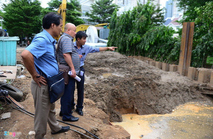 Ông Nguyễn Tăng Cường (giữa), Chủ tịch HĐQT Công ty cổ phần tập đoàn công nghiệp Quang Trung, cho biết: "Chúng tôi ở đây phụ thuộc hoàn toàn vào con nước. Nước lên rò rỉ vào trong nên thi công rất khó. Mấy hôm gió mùa Đông Bắc gây mưa liên tục. Thời tiết không ủng hộ coi như là quá trình đào bị sụt hết. Chúng tôi cam kết với thành phố tháng 8 này có thể đưa công trình vận hành nên phải chỉ đạo anh em làm việc 3 ca liên tục. Dù vậy, tiến độ vẫn phụ thuộc vào thời tiết", ông Cường nói.
