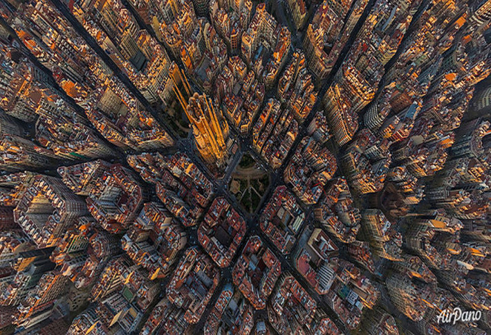 Thánh đường Sagrada Familia nổi bật giữa những tòa nhà chọc trời ở thành phố Barcelona, Tây Ban Nha - một trong những thành phố lớn trên thế giới.