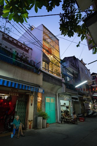 Bề ngoài ngôi nhà ống này không có nhiều nét đặc biệt thậm chí mặt tiền không rộng khiến ngôi nhà rất khiêm tốn về mặt không gian và kiến trúc.
