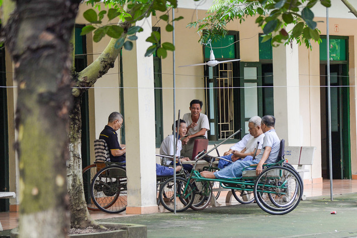 Những lúc rảnh rỗi, các thương binh lại í ới tụ họp với nhau. Dăm ba câu chuyện đã cũ nhưng cũng khiến mỗi người nhớ lại quãng thời gian đầy gian khổ ấy.