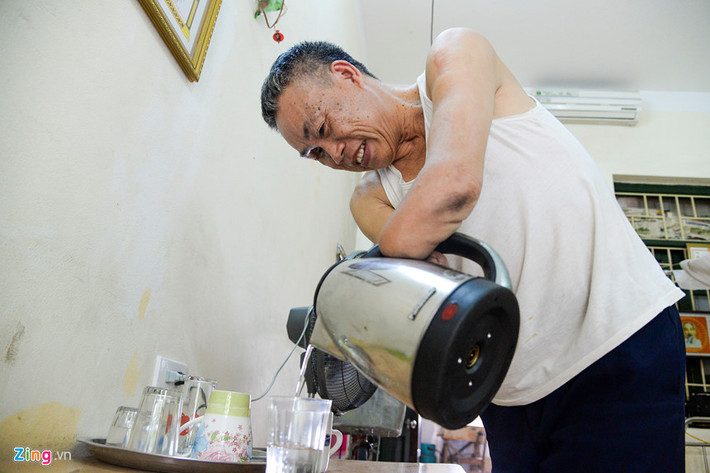 May mắn hơn các thương binh đó, ông Đỗ Đăng Khuây (Thái Bình) dù bị mất 2 bàn tay vẫn tự mình làm các công việc như nấu cơm, giặt giũ... “Làm nhiều rồi cũng quen thôi, mình muốn ăn lúc nào thì ăn, muốn đi đâu cũng tự đạp xe đi được, không lo phiền đến người khác. Mình từng cầm súng cơ mà, giờ có cái bát cái đũa sao làm khó được”, thương binh Khuây chia sẻ.