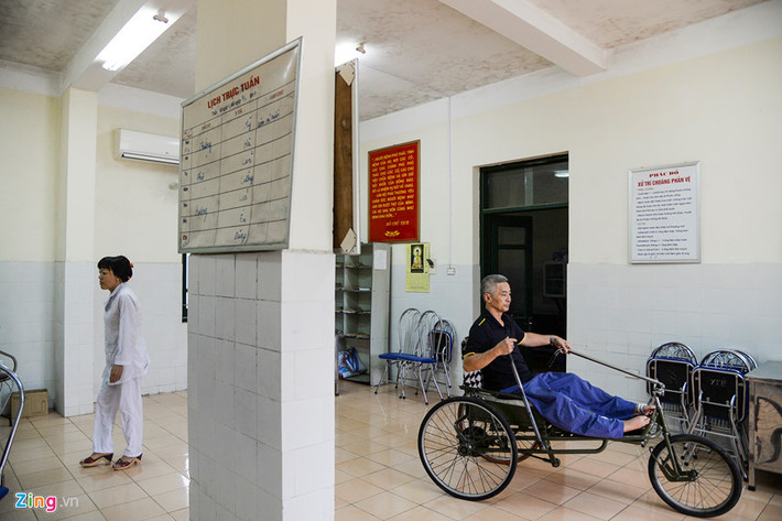 Hiện nay tại trung tâm, có 4 thương binh phải tiêm thuốc hàng ngày cho hết quãng đời còn lại, có người phải tiêm đến 8 ống thuốc mỗi ngày.