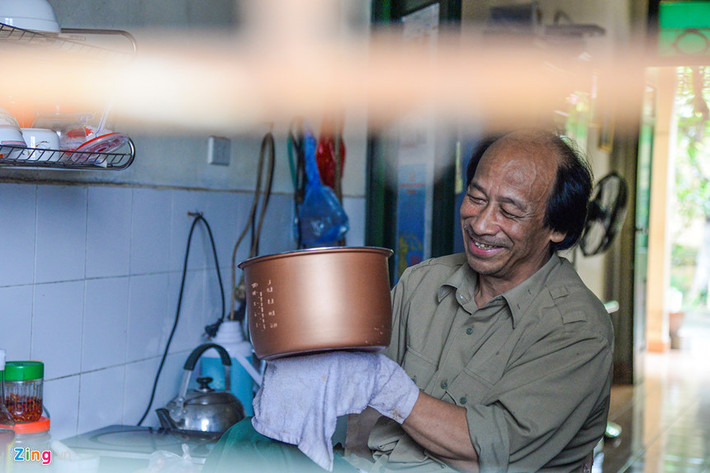 Tham gia tòng quân khi mới 17 tuổi, chàng thanh niên Vũ Đức Sản rời chiến trường với phần cơ thể bị liệt nửa dưới. Nỗi mặc cảm về cơ thể không còn lành lặn khiến ông không dám tìm hạnh phúc cho mình. 10 năm sau nỗi đau ấy, nhờ sự động viên của mọi người, ông đã kết duyên cùng một cô giáo trẻ. “Nghĩ lại lúc ấy giống như một giấc mơ vậy”, ông chia sẻ.