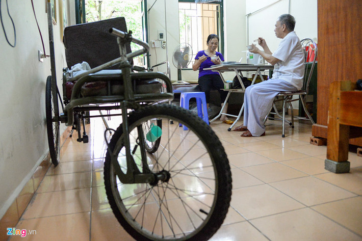 “Chúng tôi yêu nhau qua mạng đấy, không có ông ấy rước chắc tôi ế đến già mất” – câu nói pha chút hóm hỉnh của bà Mẩn mỗi khi có ai đó hỏi về chuyện tình của hai người. Gần đến tuổi thất thập cổ lai hy, ông bà về sống chung dưới một mái nhà đã được 2 năm nay: “Bữa cơm bữa cháo có người bầu bạn là thấy vui rồi”.