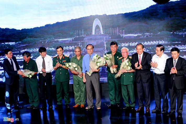 Phó thủ tướng Trương Hòa Bình có mặt tham dự chương trình và tặng hoa tri ân cho các thương binh, cựu chiến binh.