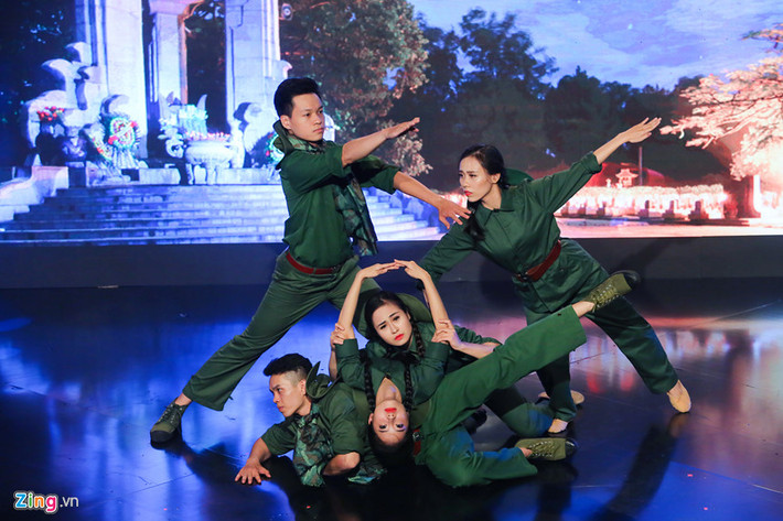 Sân khấu được bài trí với những bức ảnh của các chiến sĩ đã hy sinh để bảo vệ Tổ quốc, một bên là những ngọn nến tượng trưng cho lòng dũng cảm, kiên cường chiến đấu và hy sinh: "Quyết tử cho Tổ quốc quyết sinh".