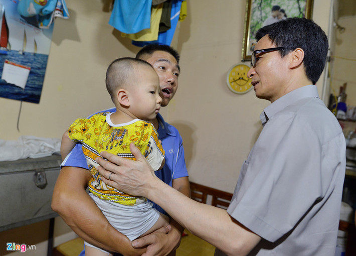 "Tôi rất xúc động khi người dân nắm được tình hình dịch đang diễn ra thế nào, có những kiến thức cơ bản về bệnh", ông Vũ Đức Đam chia sẻ sau khi vào thăm từng hộ dân.