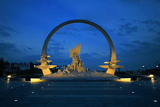 Tượng đài vào ban đêm