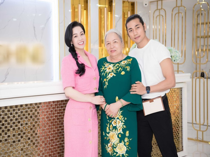 Lợi Trần gây chú ý khi xuất hiện bên mẹ đẻ của Nhật Kim Anh. Ảnh: Dân Việt