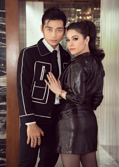 Cả hai chụp ảnh chung trong một buổi ra mắt gameshow The Champion 2021. Ảnh: FBNV