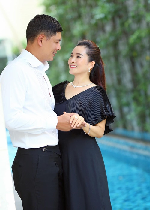 Doanh nhân Anh Thơ nhận được bộ trang sức từ nam diễn viên Bình Minh nhân dịp Valentine 2022.