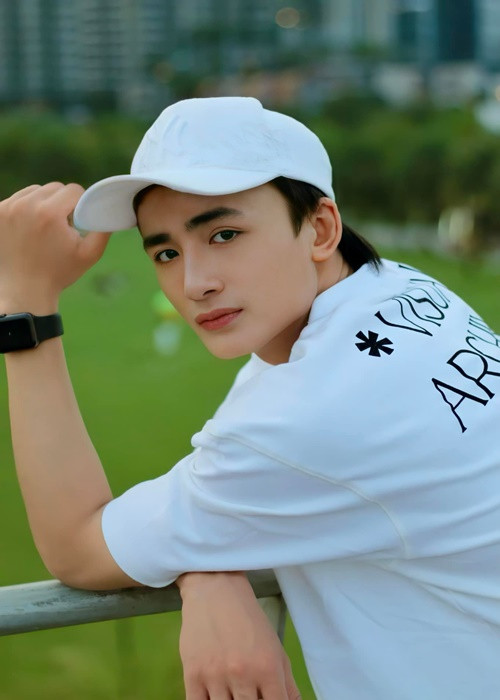 Dù Lâm Khánh Chi phủ nhận hẹn hò Song Duy song mối quan hệ giữa hai người vẫn khiến nhiều người bán tín bán nghi. Theo lời Phi Hùng, Lâm Khánh Chi và Song Duy quen nhau gần 1 năm qua. Ảnh: FBNV