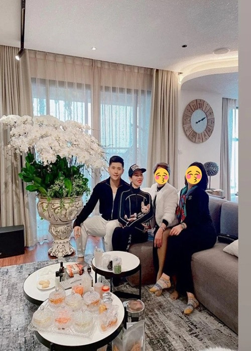 Tình cảm của Lệ Quyên - Lâm Bảo Châu ngày càng mặn nồng. Mới đây, nữ hoàng phòng trà khoe khoảnh khắc ngồi sát bên tình trẻ. Ảnh: Phụ nữ sức khỏe