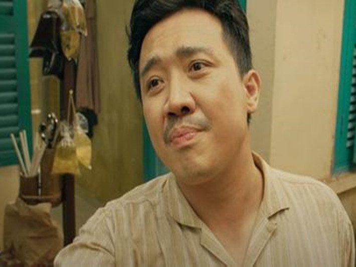 Web-drama "Hẻm cụt" của Trấn Thành là sản phẩm hợp tác cùng một nhãn hàng. Các tập phim sẽ lên sóng trên ứng dụng của nhãn hàng một ngày trước kênh Youtube của Trấn Thành. Vì vậy, một số cư dân mạng đã tranh thủ phát tán phim trên mạng xã hội như Tiktok, Facebook trước khi Trấn Thành đăng tải trên kênh cá nhân. Bức xúc trước việc này, danh hài tuyên bố nhờ pháp luật can thiệp. Ảnh: Người lao động