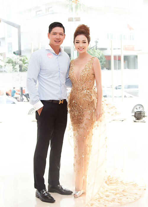 Jennifer Phạm chụp ảnh kỷ niệm cùng diễn viên Bình Minh tại sự kiện.