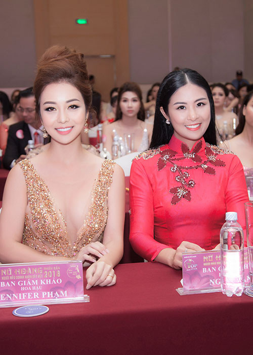 Jennifer Phạm đọ sắc cùng Hoa hậu Ngọc Hân.