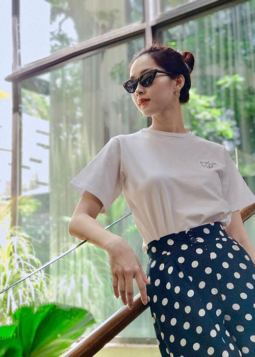 Sau khi sinh con, Thu Thảo nhanh chóng lấy lại vóc dáng. Cô tiết lộ giảm được 13 kg nhờ cho con uống sữa mẹ hoàn toàn, hạn chế ăn tinh bột, uống vitamin tổng hợp.