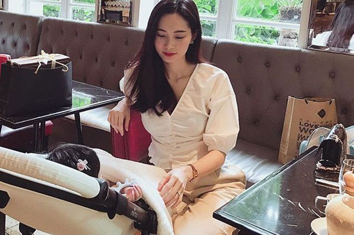 Mới đây, Hoa hậu Đặng Thu Thảo cập nhật hình ảnh cô con gái đầu lòng của mình. Dù bị giấu mặt nhưng con gái của Đặng Thu Thảo vẫn để lộ mái tóc đen dày.
