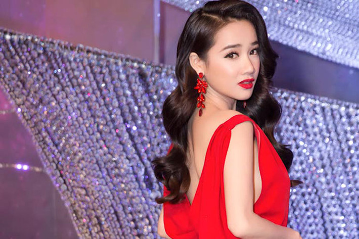 Nhã Phương khoe tấm lưng cong trắng mịn màng với váy khoét tại một sự kiện. Ảnh: FBNV