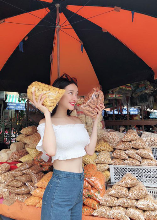 Những ngày gần đây, dân mạng xôn xao tin đồn Nhã Phương mang bầu 3 tháng với Trường Giang. Cặp đôi còn vướng nghi vấn sắp làm đám cưới vào tháng 9 tới đây. Ảnh: FBNV