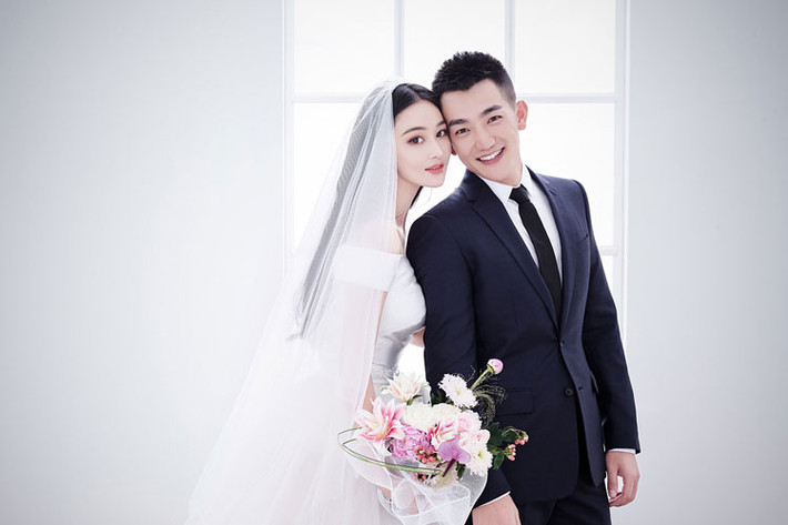 Gần đây, Trương Hinh Dư tuyên bố kết hôn với lính đặc công chống khủng bố tên Hà Tiệp. Ảnh: Sina