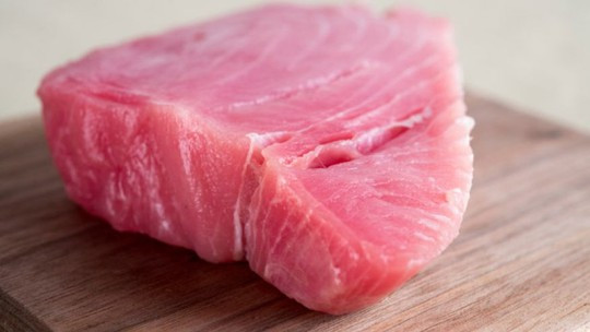 Mối nguy hiểm trong cá ngừ đó là thủy ngân mà cá hấp thụ ngoài tự nhiên. Nếu ăn vào, thủy ngân có thể đi qua thận hoặc đến não gây điên loạn. Cục Quản lý Thực phẩm và Dược phẩm Hoa Kỳ (FDA) khuyến cáo không nên cho trẻ em và phụ nữ mang thai ăn cá ngừ. Bạn cũng không nên ăn quá nhiều cá ngừ để tránh bị nhiễm độc thủy ngân.