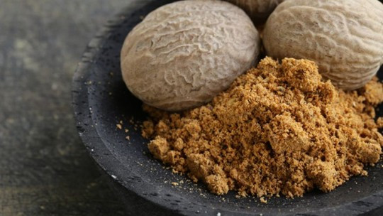 Hạt nhục đậu khấu thực ra là một chất gây ảo giác. 6 g hạt nhục đậu khấu cũng có thể gây co giật, nhiều hơn có thể dẫn đến rối loạn tâm thần phân liệt.